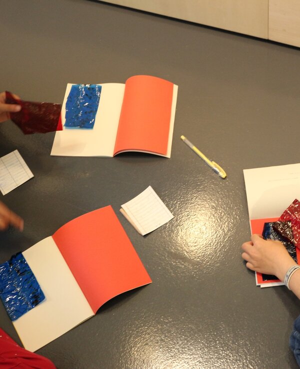 Criança a participar