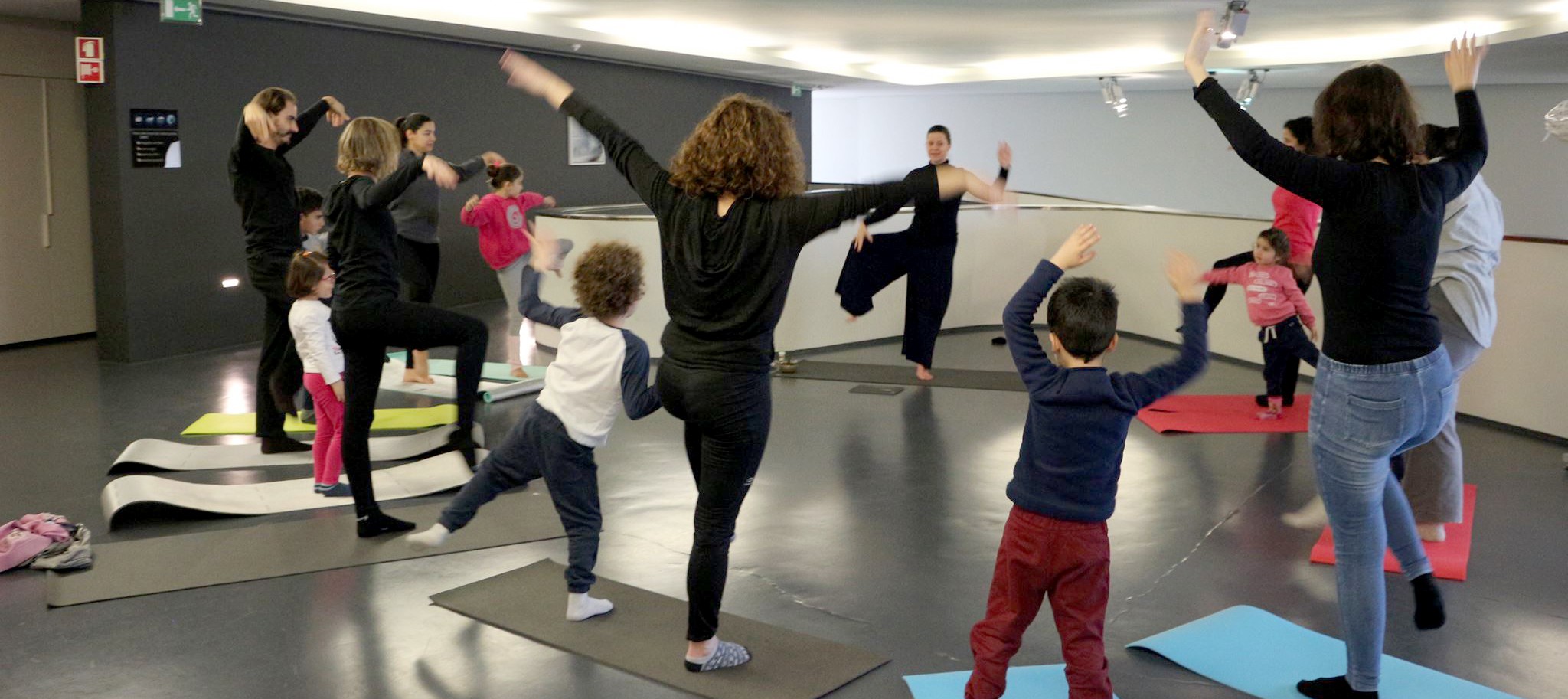 Yoga para famílias no Aquário dos Bacalhaus